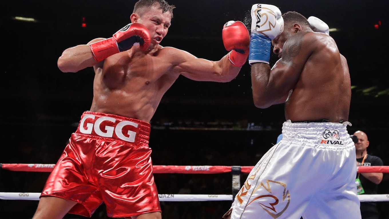 Gennadij Golovkin (vľavo) v súboji so Steveom Rollsom.