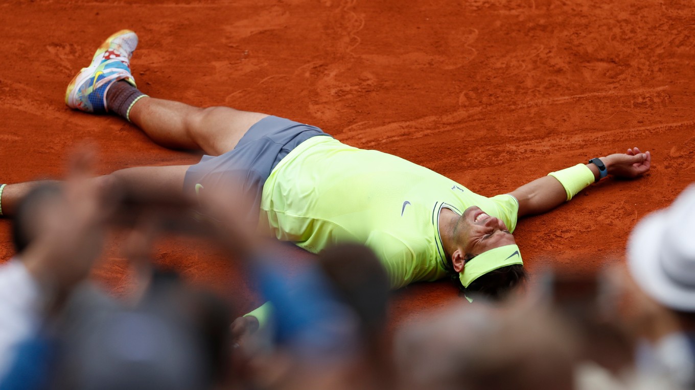 Rafael Nadal po víťaznej loptičke vo finálovom zápase na Roland Garros 2019.