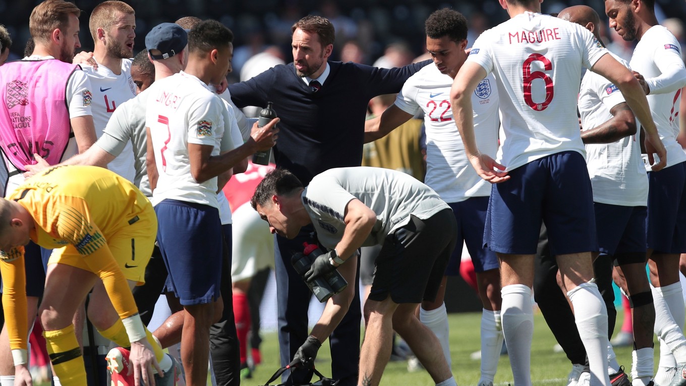 Tréner anglickej reprezentácie Gareth Southgate (uprostred) rozdáva inštrukcie počas zápasu o bronz v Lige národov 2018/2019.
