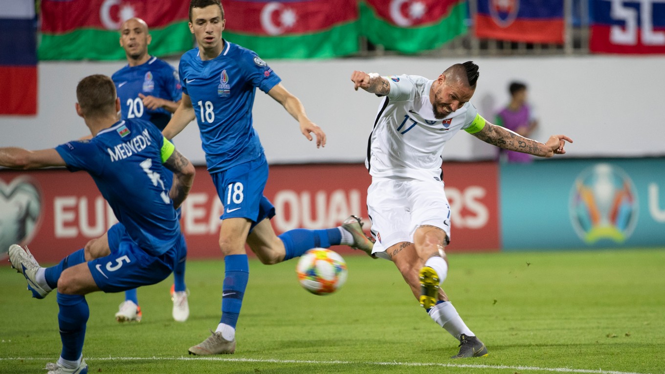 Marek Hamšík (vpravo) strieľa tretí gól počas zápasu kvalifikačnej E-skupiny Azerbajdžan - Slovensko o postup na futbalové ME2020 v Baku 11. júna 2019.