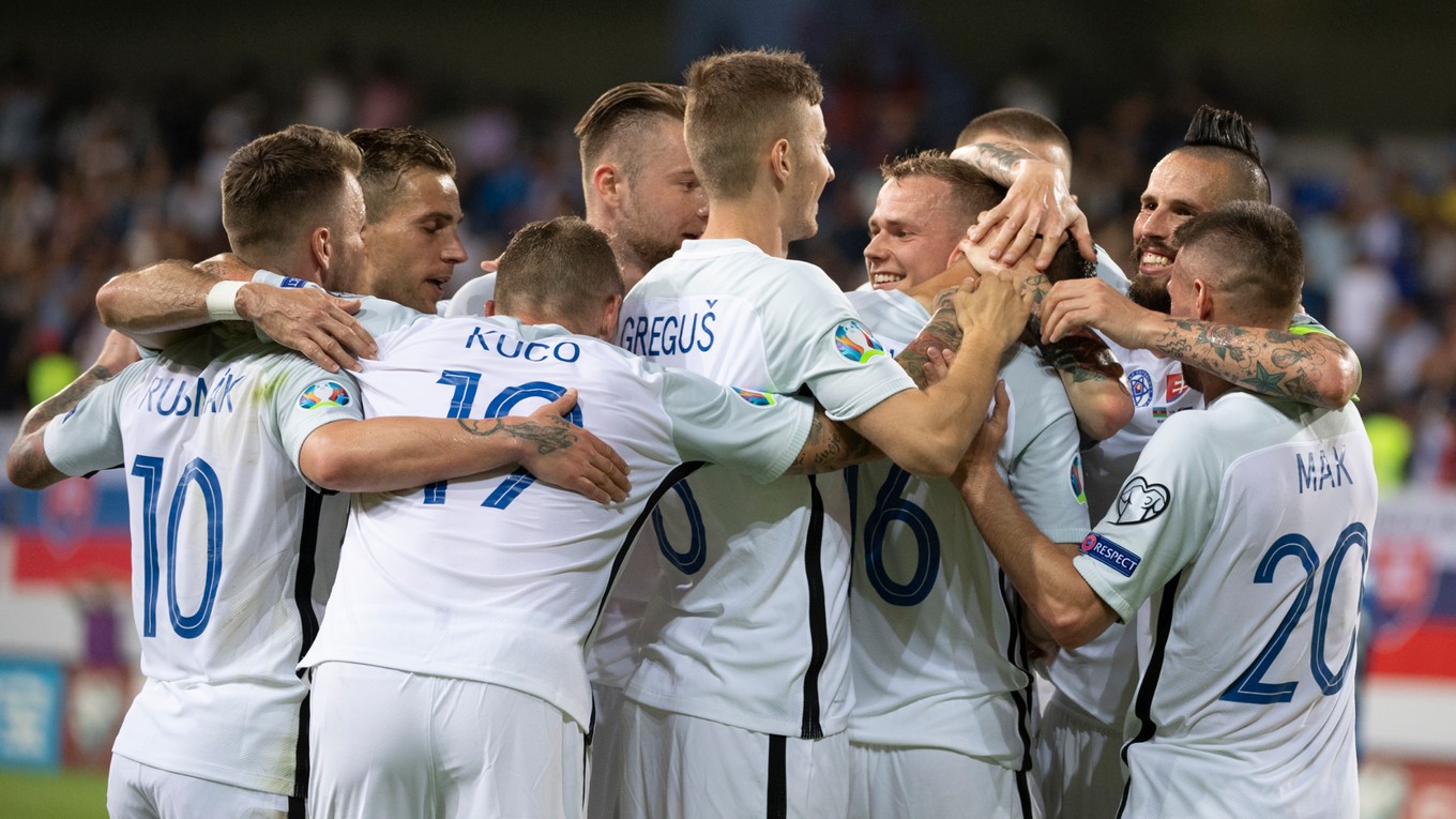 Na snímke radosť Slovákov po piatom góle počas zápasu kvalifikačnej E-skupiny Azerbajdžan - Slovensko o postup na futbalové ME 2020.