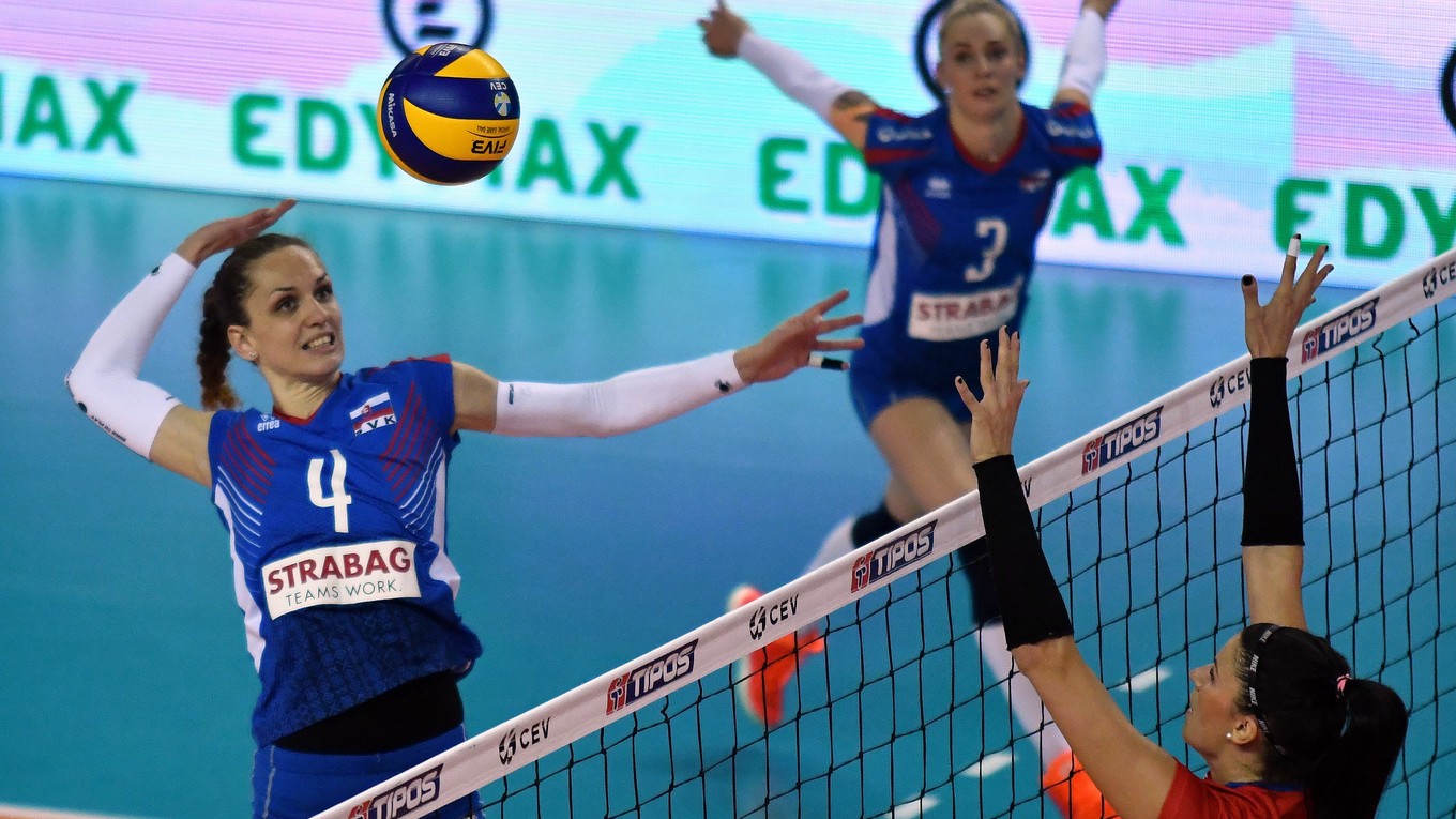 Na snímke vľavo hráčka Slovenska Veronika Hročeková a vpravo hráčka Česka Andrea Kossányiová v zápase Zlatej Európskej ligy žien vo volejbale Slovensko - Česko 12. júna 2019 v Humennom.