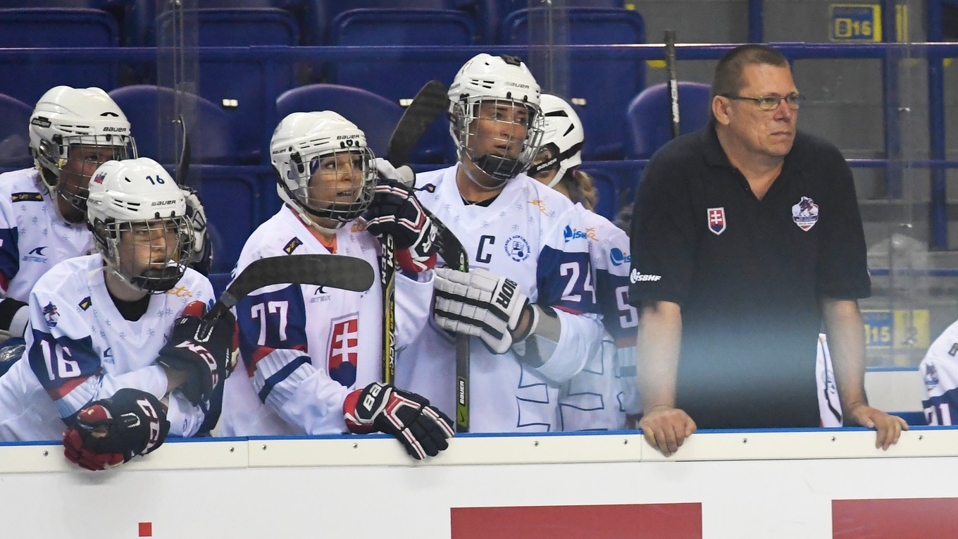 Lavička Slovenska, vpravo tréner Marián Hambálek v zápase Majstrovstiev sveta v hokejbale Slovensko – Kanada.