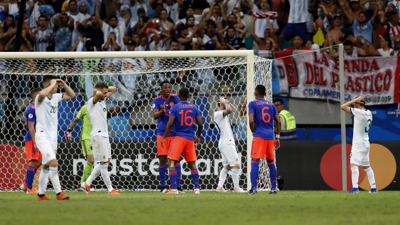Hráči Kolumbie sa tešia po strelenom góle proti Agrentíne na Copa America 2019.