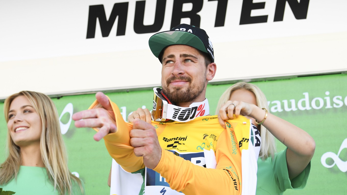  Peter Sagan z tímu Bora-Hansgrohe si oblieka žltý dres vedúceho pretekára.