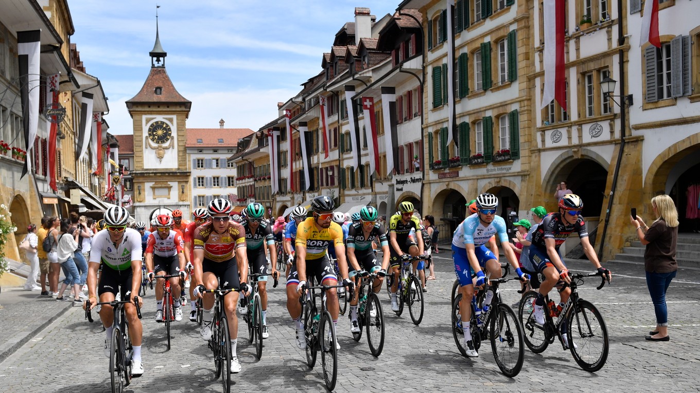 Peter Sagan sa v žltom drese lídra pretekov Okolo Švajčiarska rozbieha do štvrtej etapy z Murten do Arlesheimu.