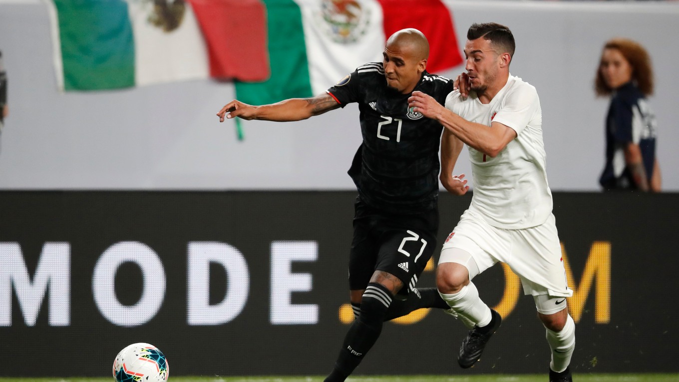 Zľava mexický obranca Luis Rodriguez a kanadský stredopoliar Russell Teibert.