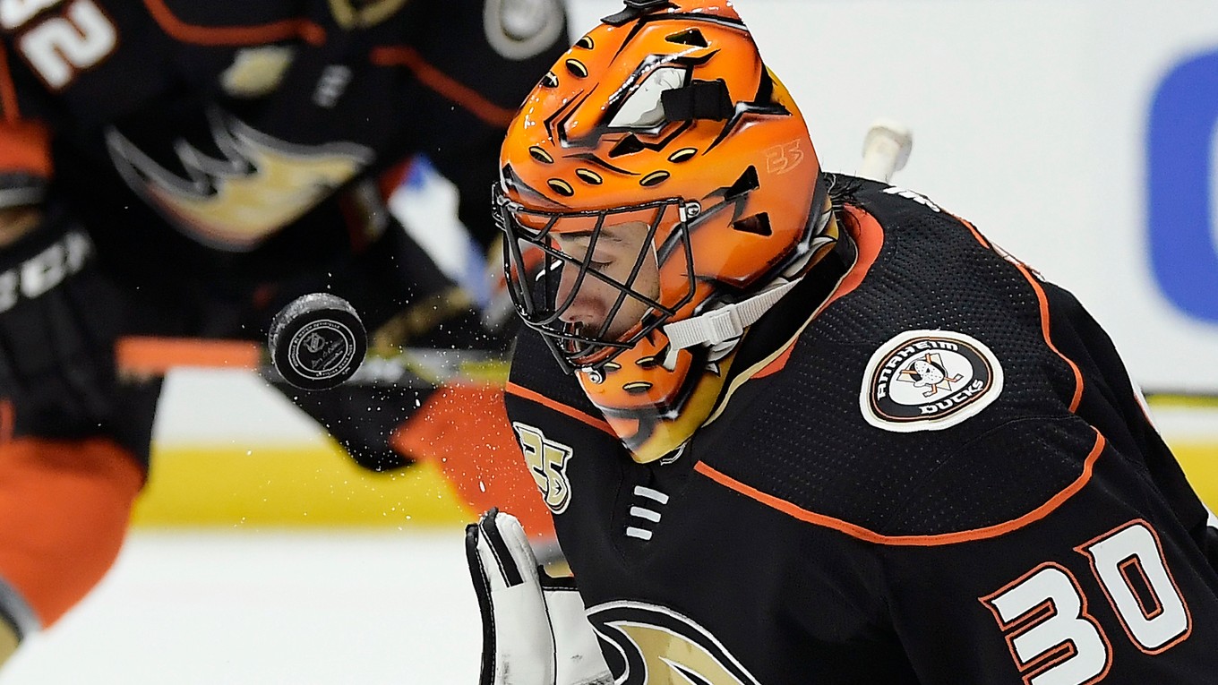 Brankár Anaheimu Ryan Miller blokuje strelu v zápase zámorskej NHL Philadelphia Flyers - Anaheim Ducks v Anaheime 31. októbra 2018. 