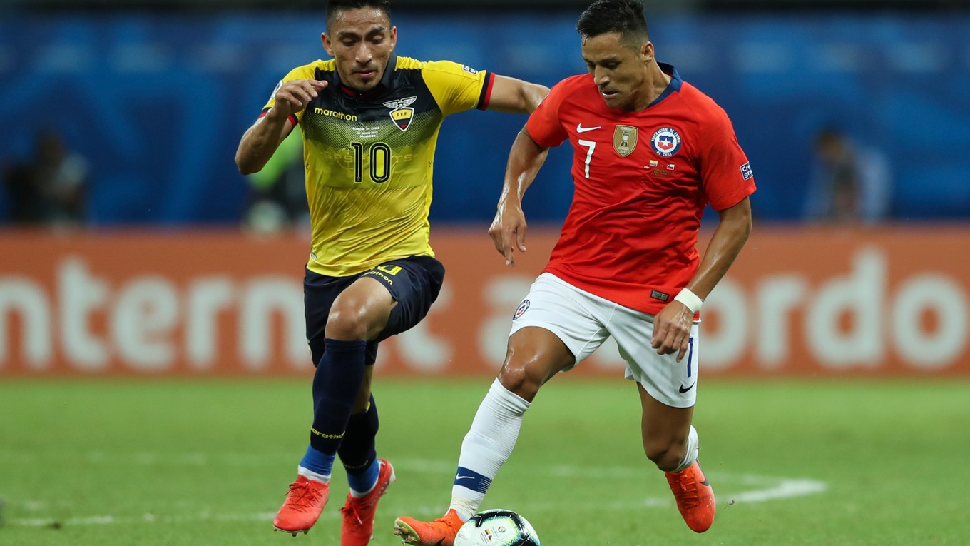 Alexis Sanchez (vpravo) v súboji s Angelom Menom počas zápasu Ekvádor - Čile na Copa America 2019.