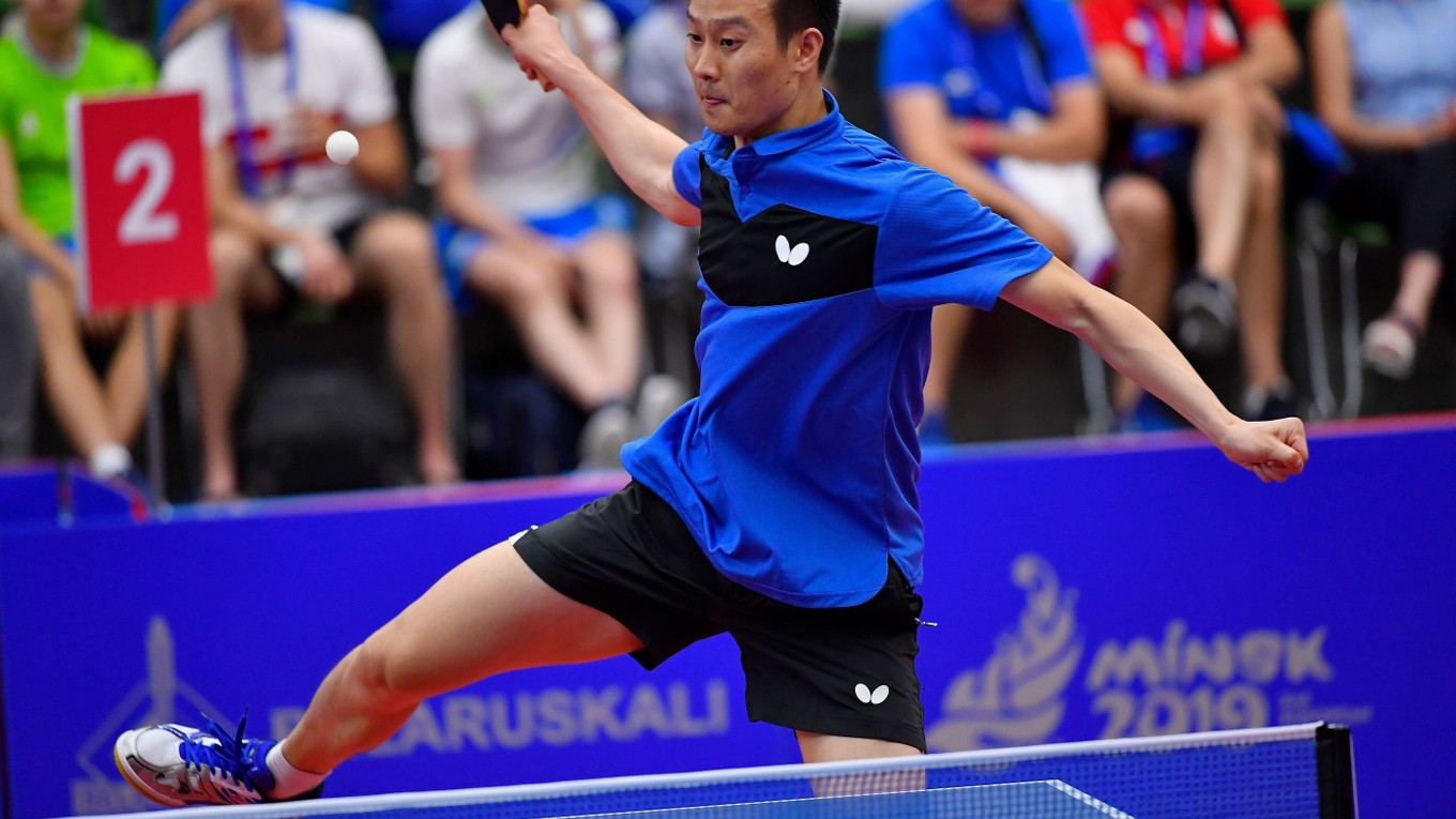 Na snímke slovenský reprezentant v stolnom tenise Wang Yang odvracia loptičku v zápase 3. kola mužskej dvojhry proti Portugalčanovi Tiagovi Apoloniovi na II. Európskych hrách v Minsku 23. júna 2019.