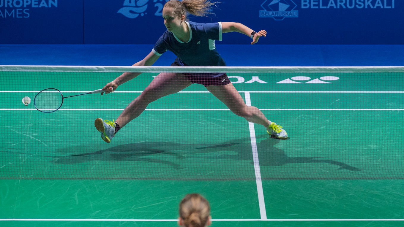 Slovenská reprezentantka v bedmintone Martina Repiská odvracia košík proti Lotyške Leve Popeovej v prvom zápase základnej B-skupiny na II. Európskych hrách v Minsku 24. júna 2019.