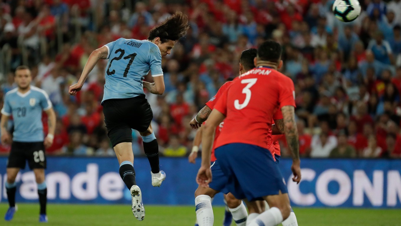 Edinson Cavani strieľa gól do brány Chile.