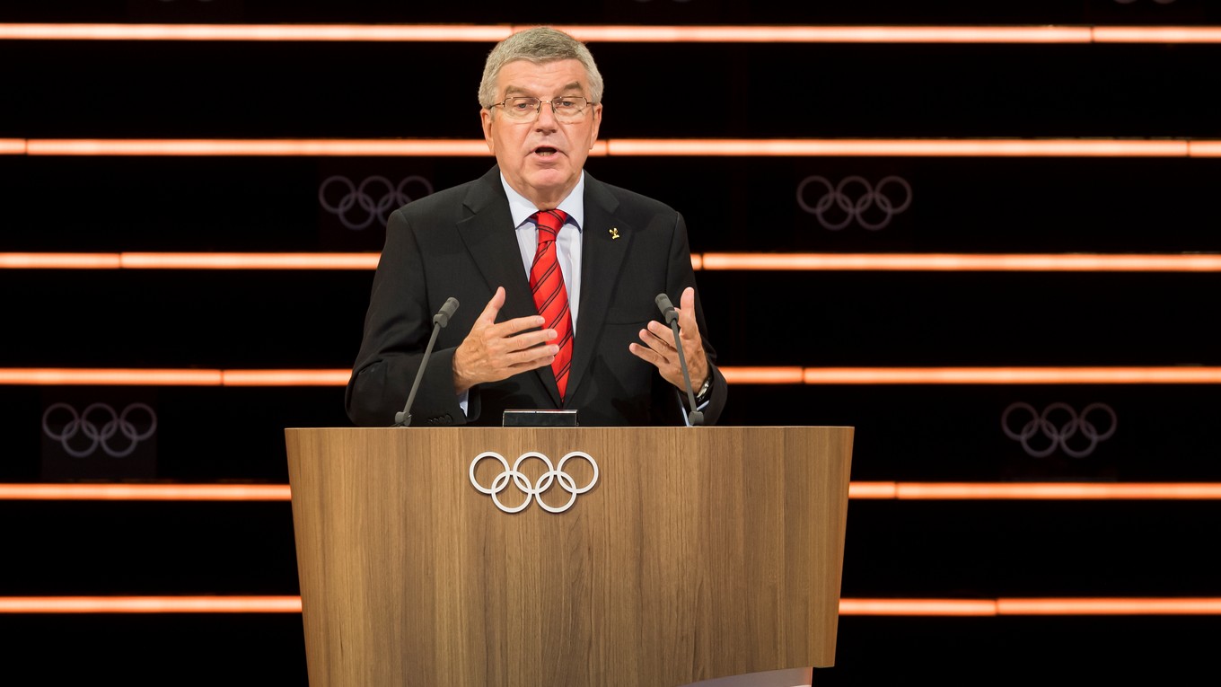 Prezident Medzinárodného olympijského výboru (MOV) Thomas Bach reční počas druhého dňa 134. zasadnutia MOV vo švajčiarskom Lausanne 25. júna 2019.