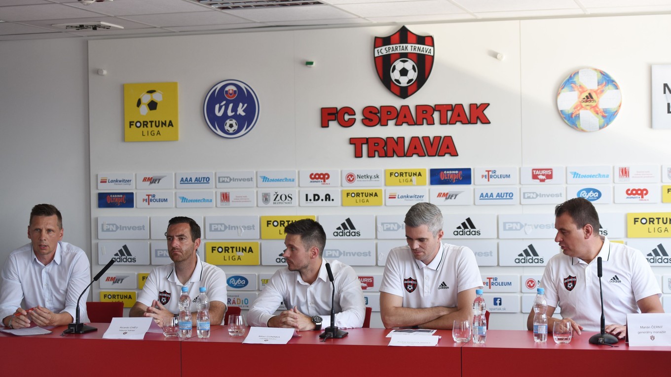 Na snímke zľava nový PR manažér futbalového klubu FC Spartak Trnava Patrik Velšic, nový tréner Ricardo Chéu, riaditeľ klubu Milan Cuninka, športový riaditeľ Andrej Kostolanský a generálny manažér Marián Černý počas tlačovej konferencii na tému vízia klubu a jeho ciele po zmene vlastníckych práv. V Trnave dňa 26. júna 2019.