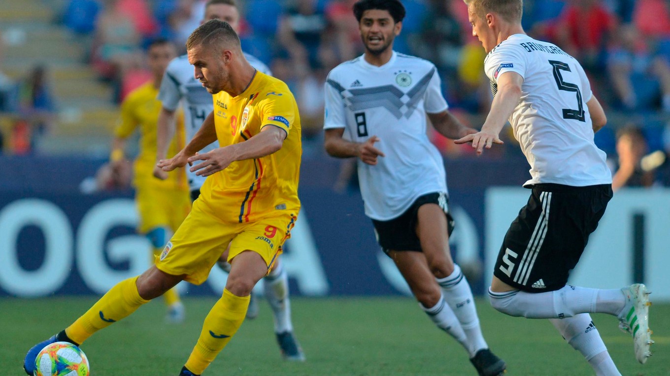 George Puscas (vľavo) v semifinálovom zápase ME vo futbale do 21 rokov.