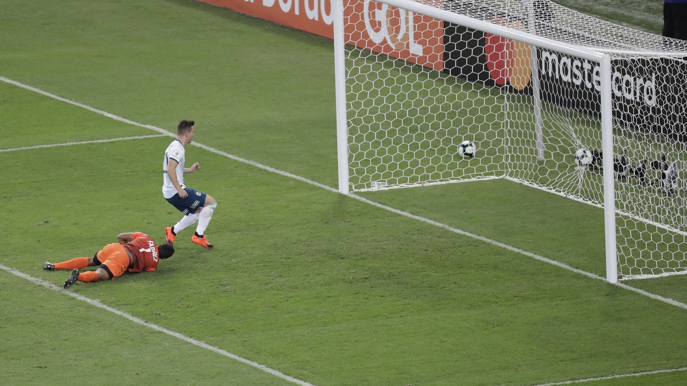 Giovani Lo Celso prekonáva brankára Wuilkera Farineza v zápase štvrťfinále Copa América Argentína - Venezuela.