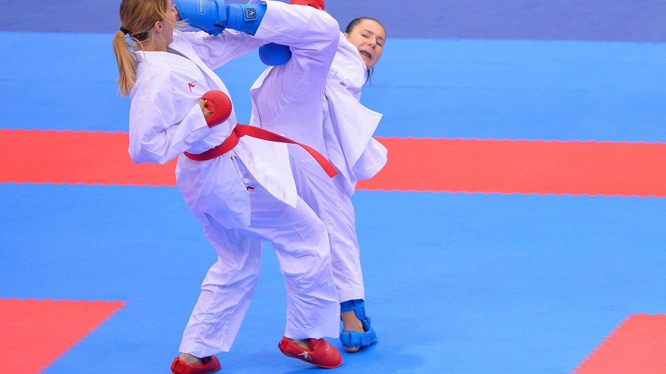 Slovenská reprezentantka v karate Miroslava Kopúňová (vpravo) bojuje proti Irine Zareckej z Azerbajdžanu.
