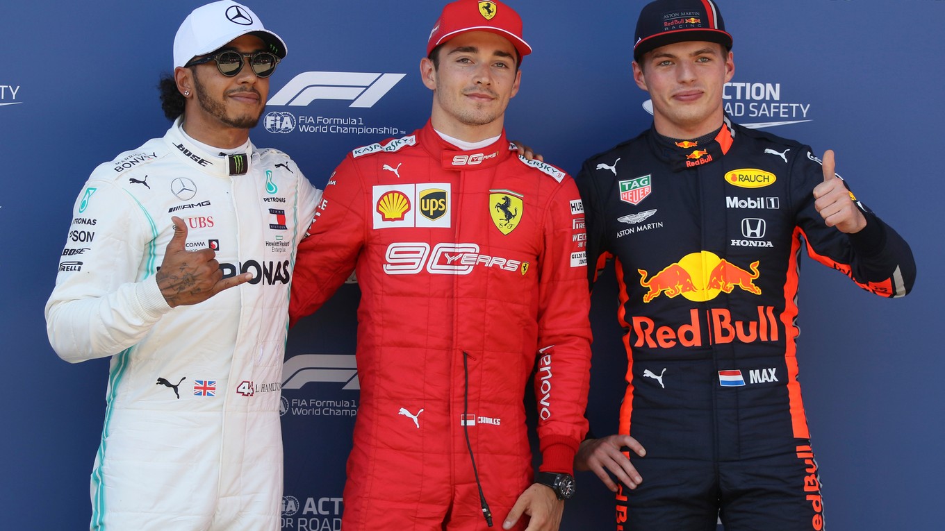 Traja najlepší v kvalifikácii na Veľkú cenu Rakúska - zľava druhý Lewis Hamilton, víťaz Charles Leclerc a tretí Max Verstappen.