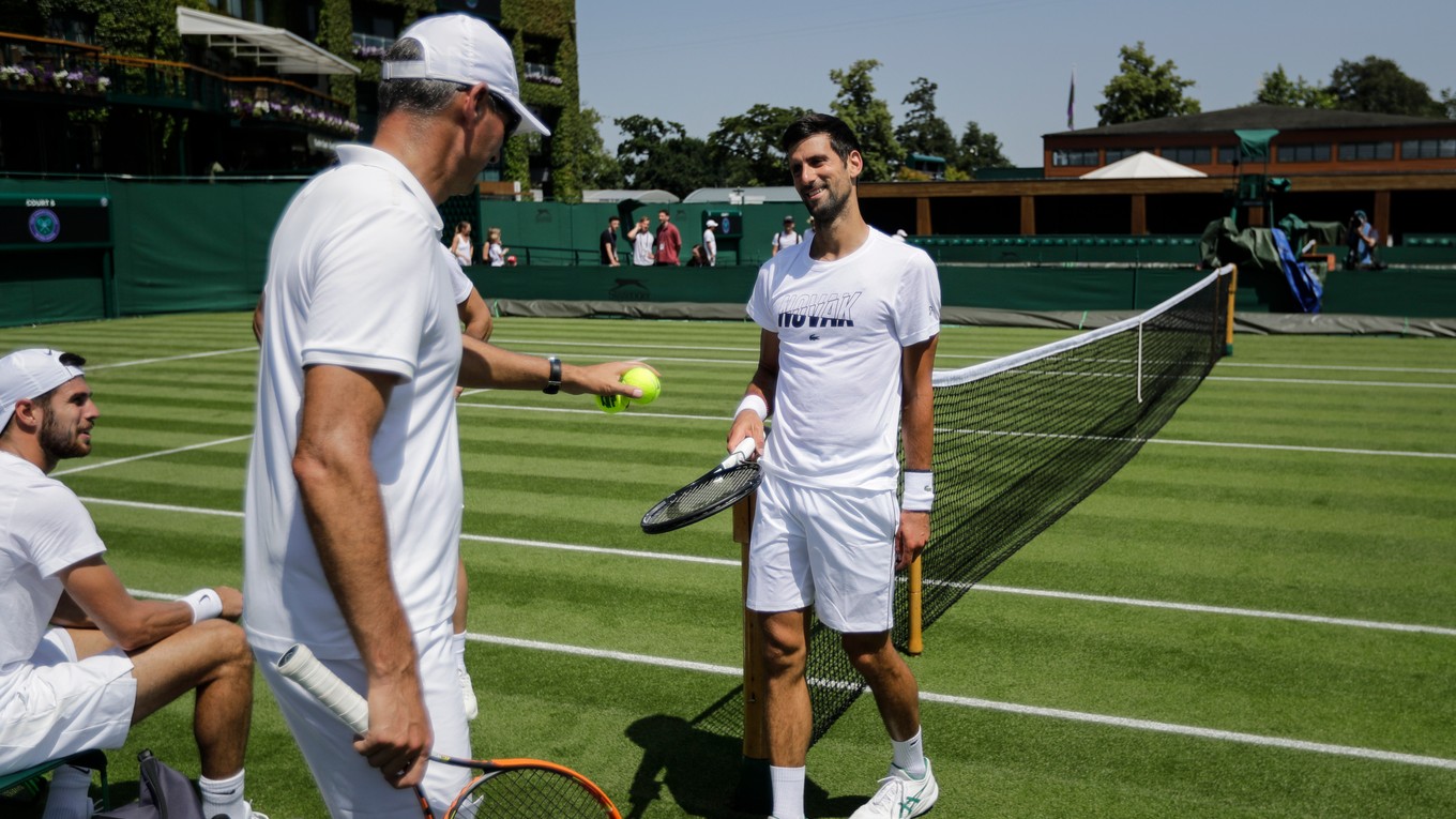Novak Djokovič (vpravo) počas tréningu na Wimbledon.
