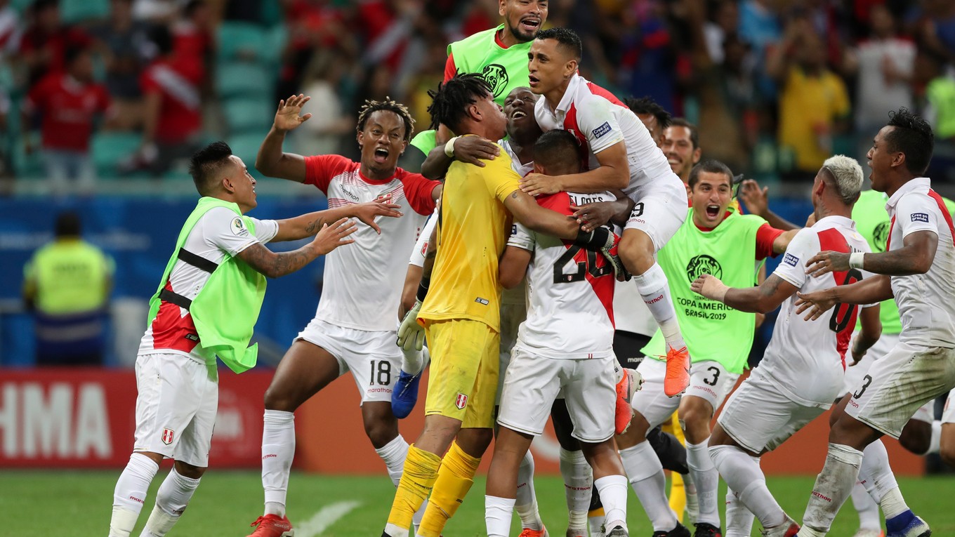 Futbalisti Peru oslavujú postup do semifinále.