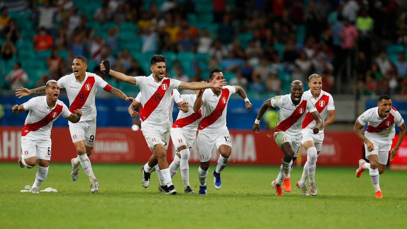 Futbalisti Peru oslavujú postup do semifinále Copa America 2019.