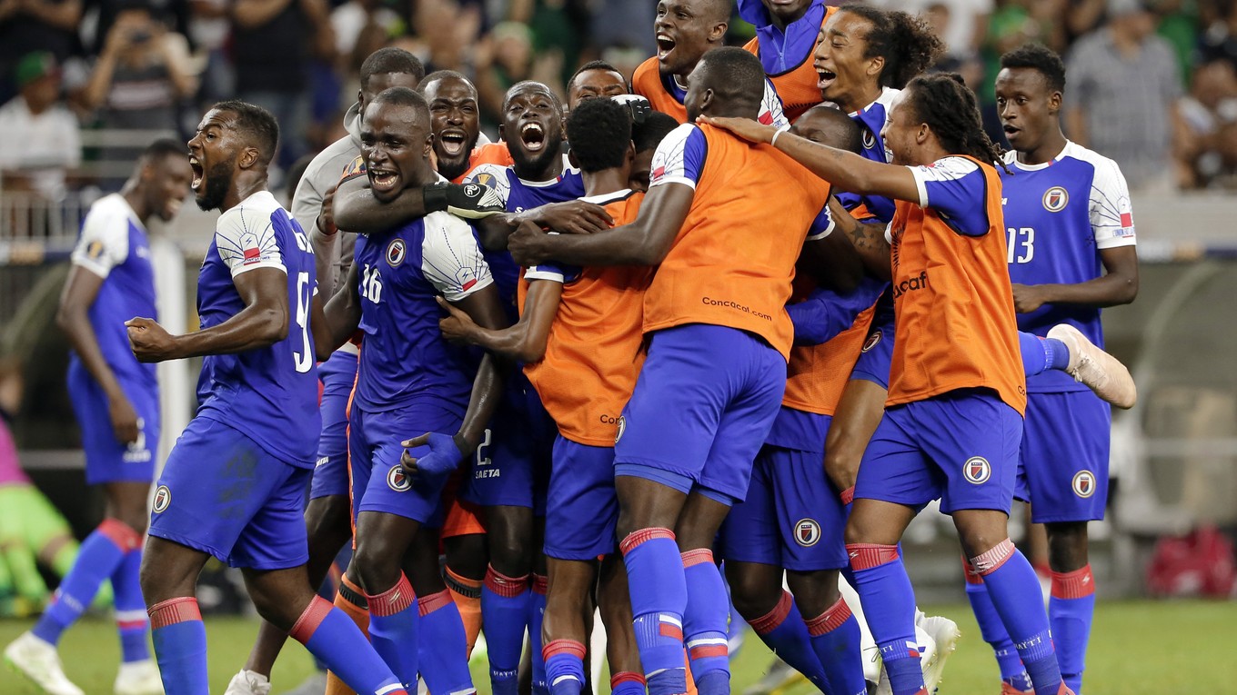 Futbalisti Haiti oslavujú postup do semifinále Gold Cupu 2019.