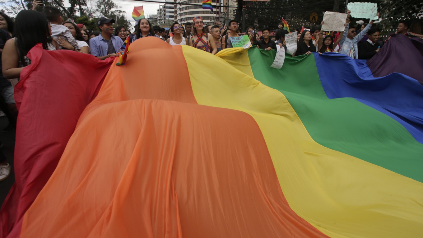 Záber z ekvádorského pride pochodu.