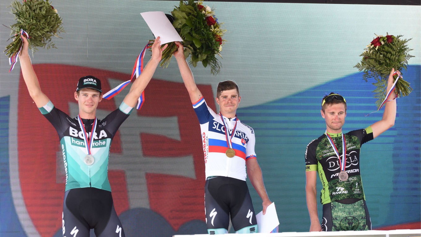 Na snímke zľava slovenskí cyklisti Erik Baška (2. miesto), majster SR Juraj Sagan (víťaz) a Patrik Tybor (3. miesto) pózujú na stupni víťazov po skončení hlavnej súťaže kategórie Elite na Majstrovstvách SR a ČR v cestnej cyklistike v Trnave v nedeľu 30. júna 2019.