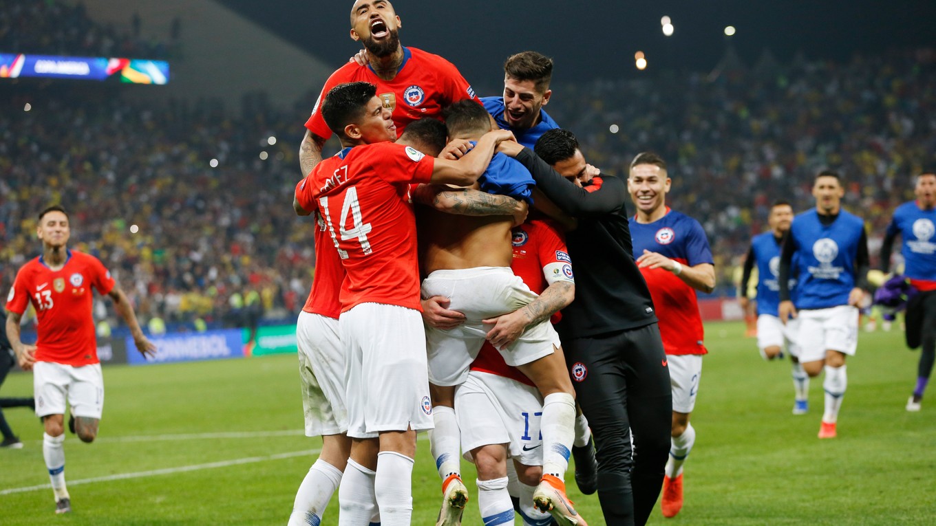 Čilský hráč Alexis Sanchez oslavuje so spoluhráčmi víťazný gól z penalty v zápase štvrťfinále futbalového turnaja Copa America Kolumbia - Čile v Rio de Janeiru 28. júna 2019