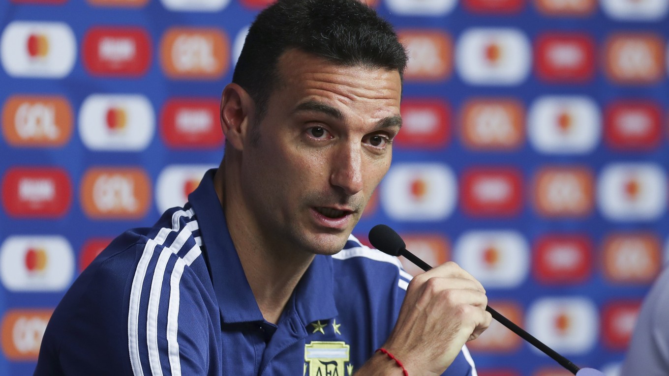 Tréner Argentíny Lionel Scaloni počas tlačovej konferencie.