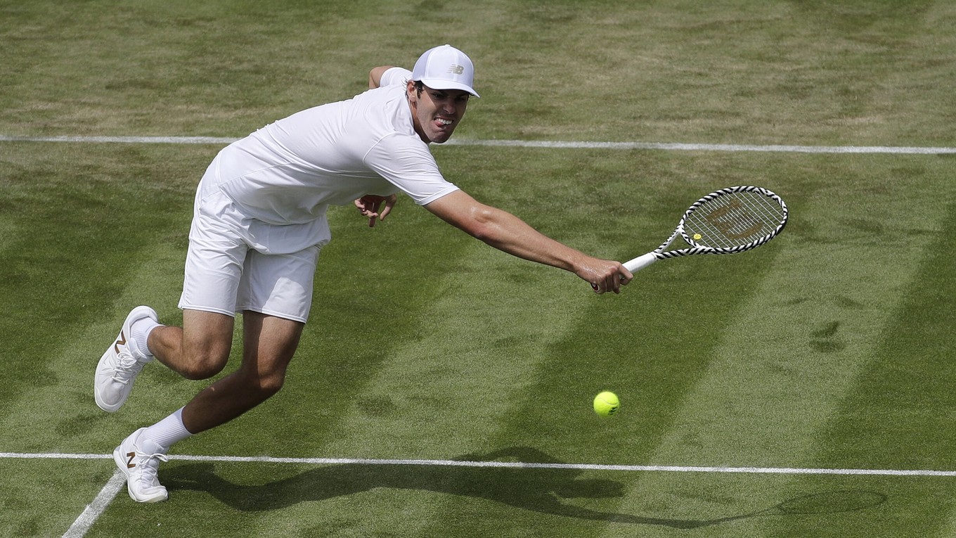 Reilly Opelka počas zápasu proti Stanovi Wawrinkovi na Wimbledone 2019.