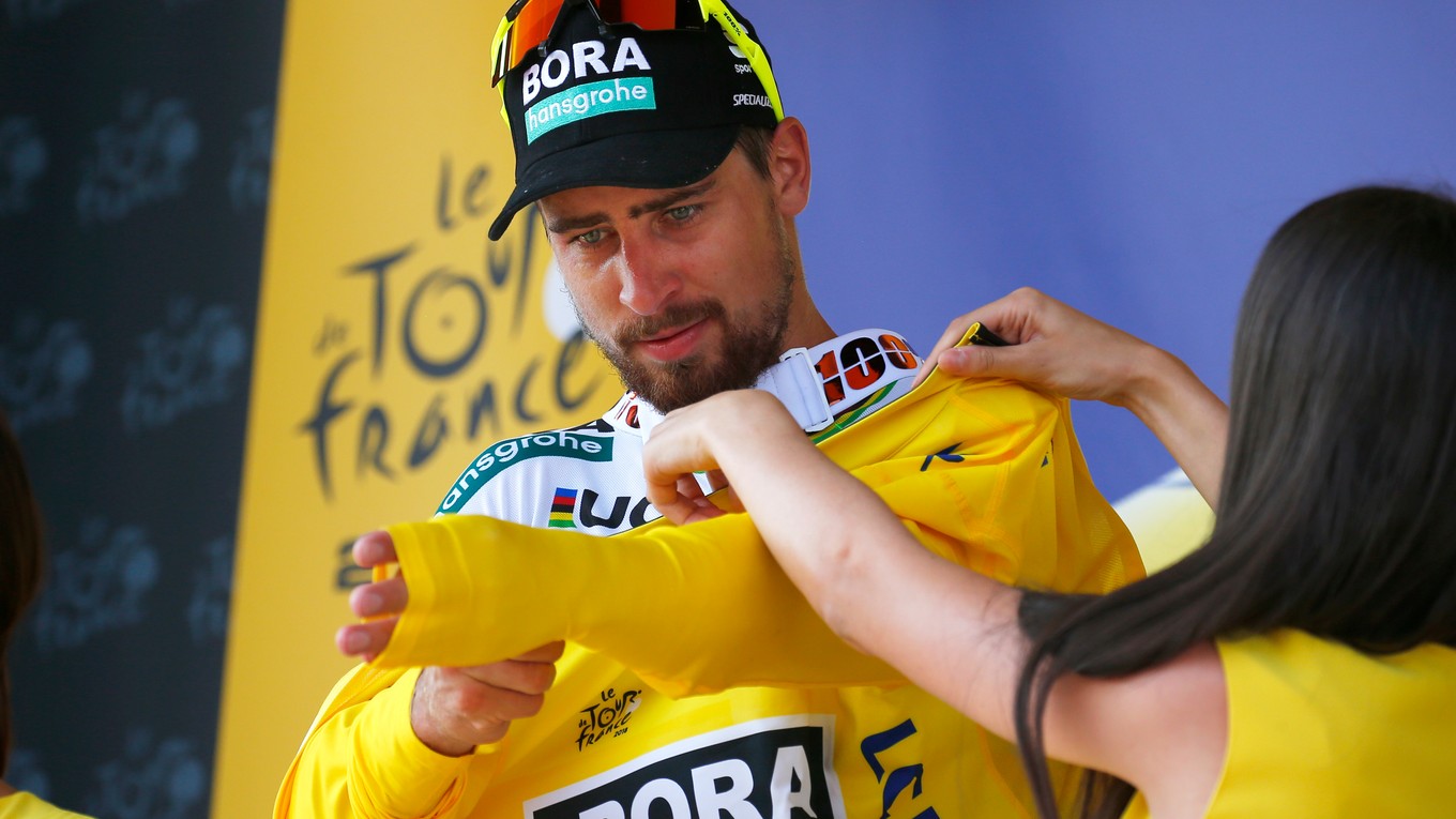 Peter Sagan si oblieka žltý dres pre vedúceho jazdca 8. júla 2018.