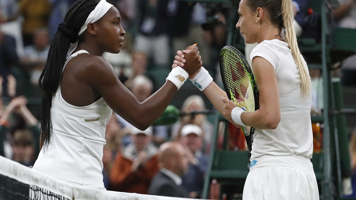 Magdaléna Rybáriková (vpravo) a Cori Gauffová po zápase druhého kola dvojhry žien na Wimbledone 2019.