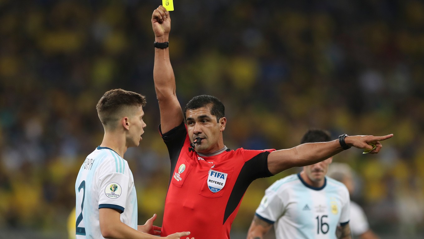 Ekvádorský rozhodca Roddy Zambrano udeľuje žltú kartu argentínskemu reprezentantovi Juanovi Foythovi v semifinále Copa America 2019. 