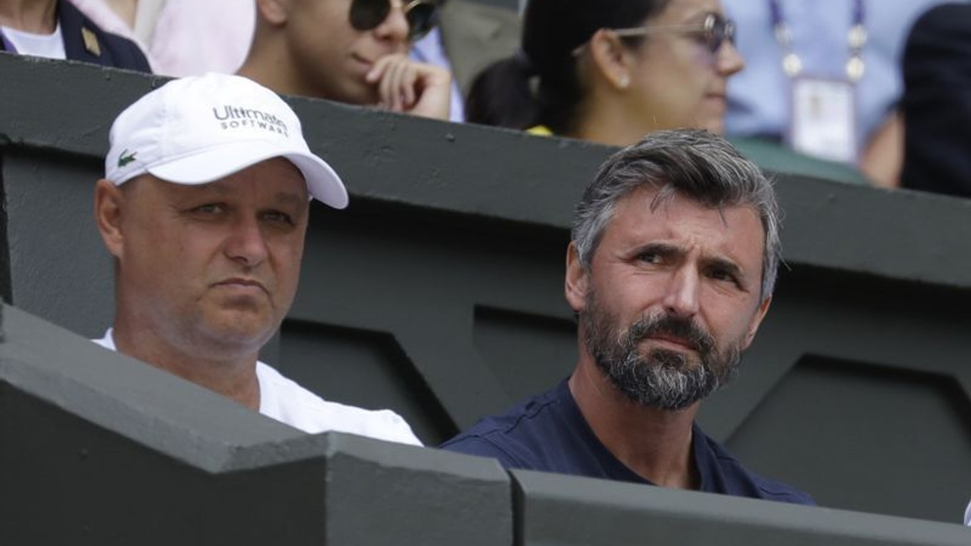 Marián Vajda a Goran Ivaniševič sledujú zápas Novaka Djokoviča proti Philipovi Kohlschreiberovi v prvom kole Wimbledonu.