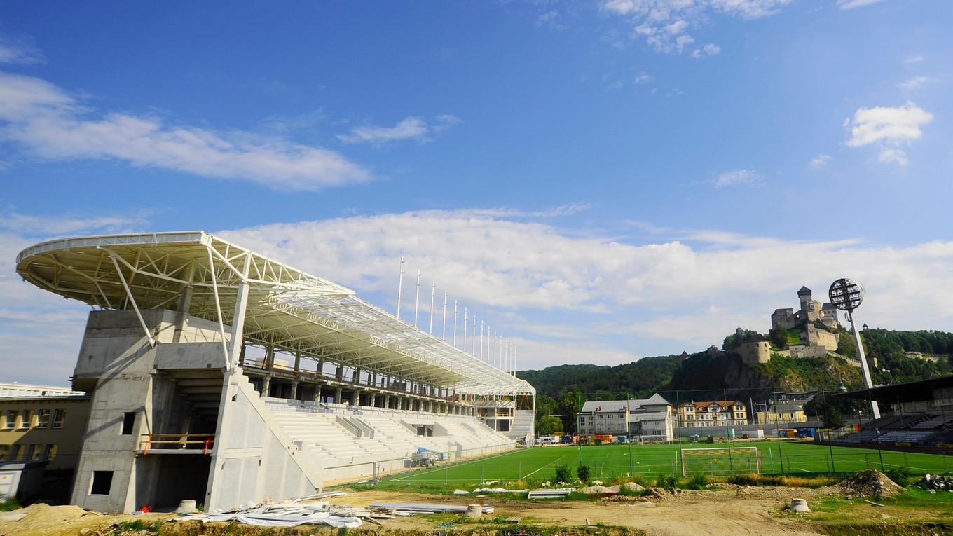 Výstavba futbalového štadiónu v Trenčíne.