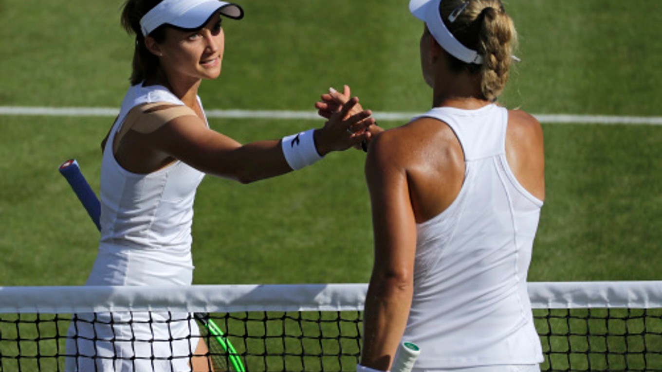 Lauren Davisová (vľavo) vyradila v druhom kole Wimbledonu 2019 Angelique Kerberovú.