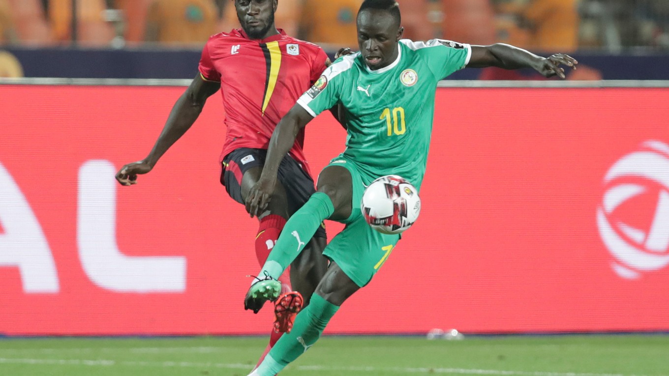 Bevis Kristofer Kizito Mugabi a Sadio Mané (vpravo) v zápase osemfinále Afrického pohára národov 2019 Senegal - Uganda.
