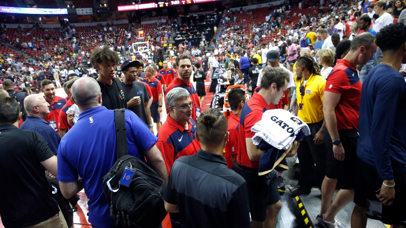 Zemetrasenie prerušilo basketbalový zápas v Las Vegas.