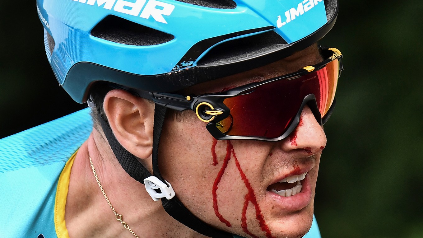 Jakob Fuglsang skončil zakrvavený po páde v 1. etape na Tour de France 2019.