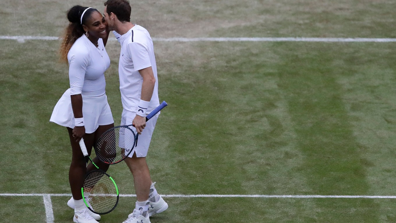 Andy Murray a Serena Williamsová v prvom kole mixu na Wimbledone 2019.