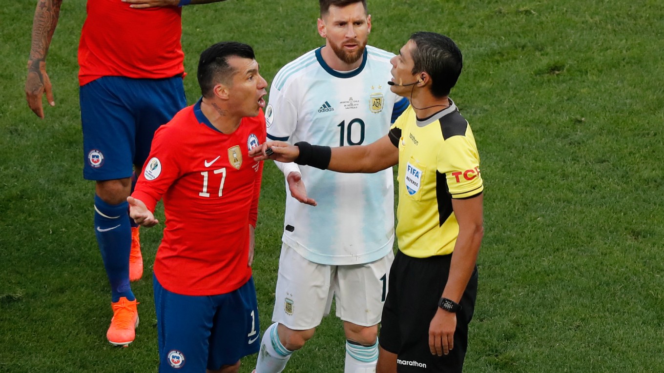 Lionel Messi (v bielom drese) dostal červenú kartu v zápase o bronz v Copa Amerika 2019.