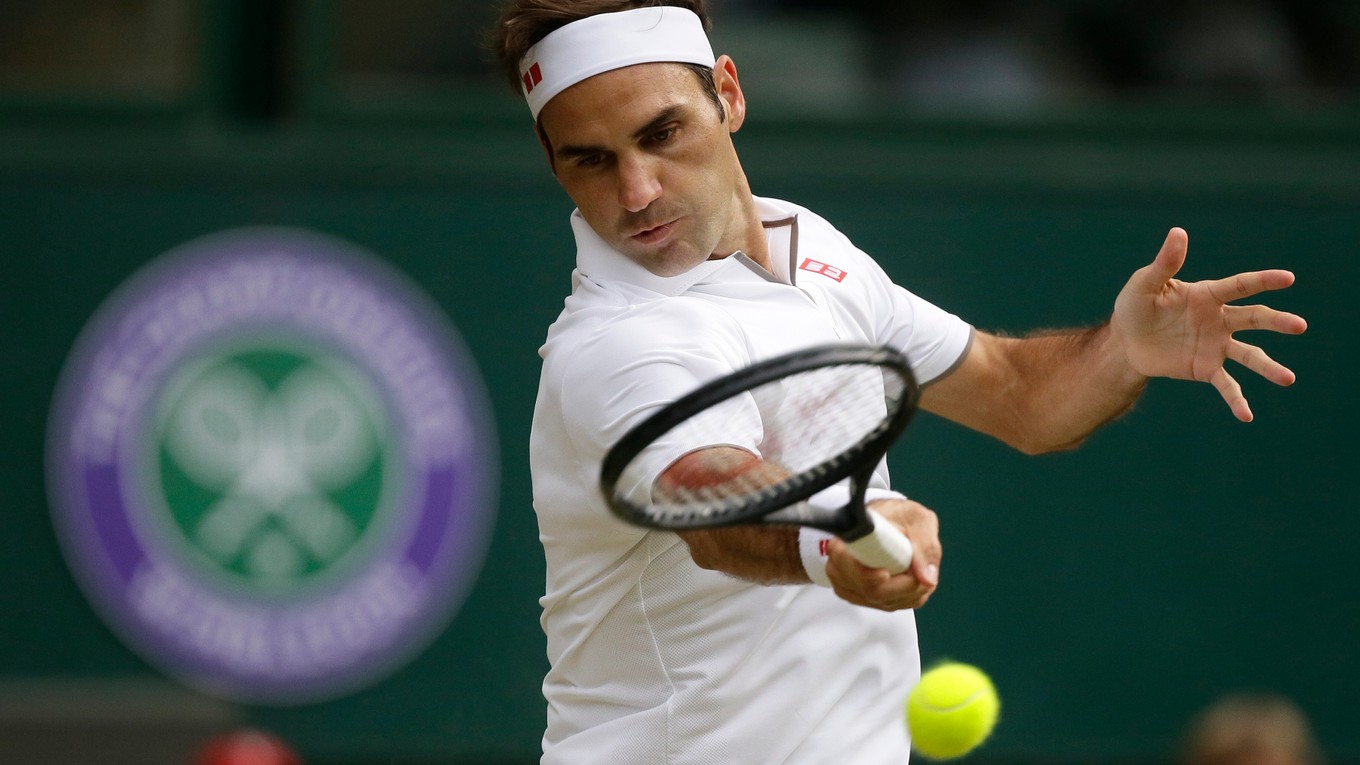 Roger Federer v zápase proti Lucasovi Pouileovi na Wimbledone 2019.
