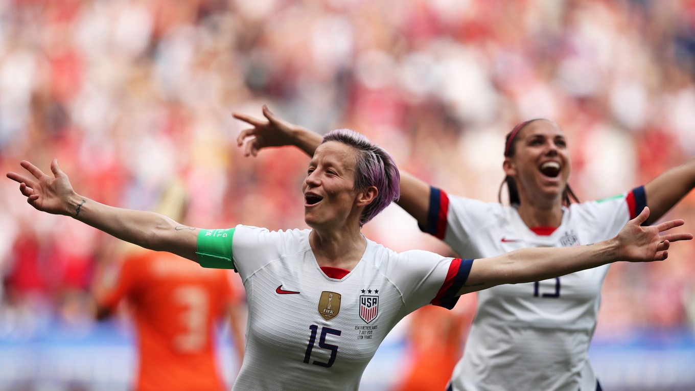 Američanka Megan Rapinoeová sa teší z úvodného gólu vo finále majstrovstiev sveta vo futbale žien USA - Holandsko 7. júla 2019 v Lyone.