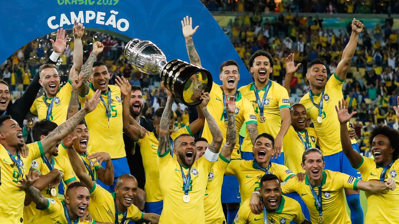 Radosť hráčov Brazílie po výhre vo finále Copa América 2019 proti Peru.