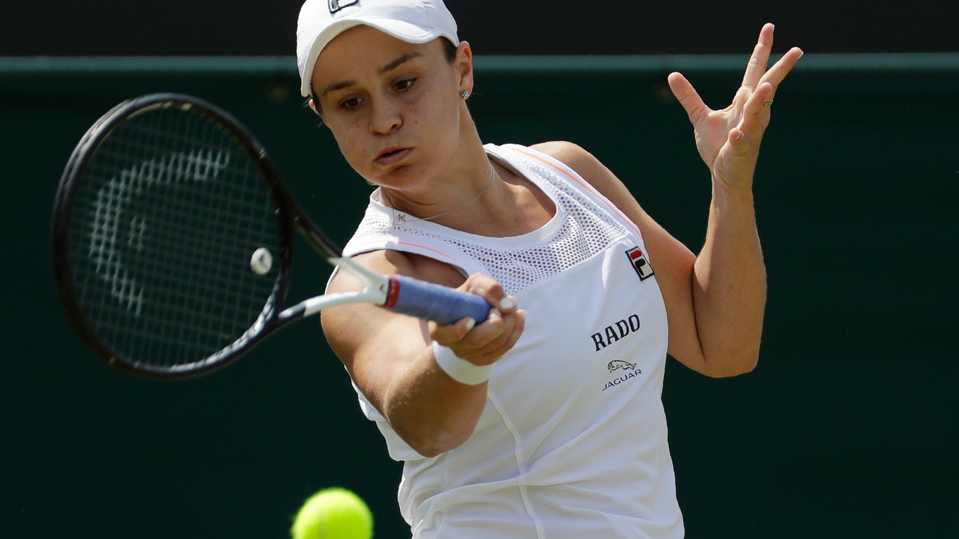 Asleigh Bartyová v zápase osemfinále Wimbledonu 2019 proti Alison Riskeovej.