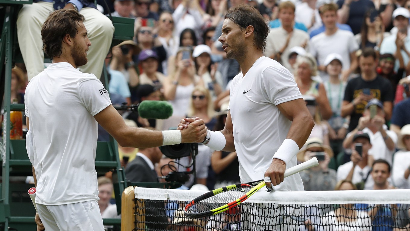 Rafael Nadal (vpravo) postúpil do štvrťfinále Wimbledonu 2019.