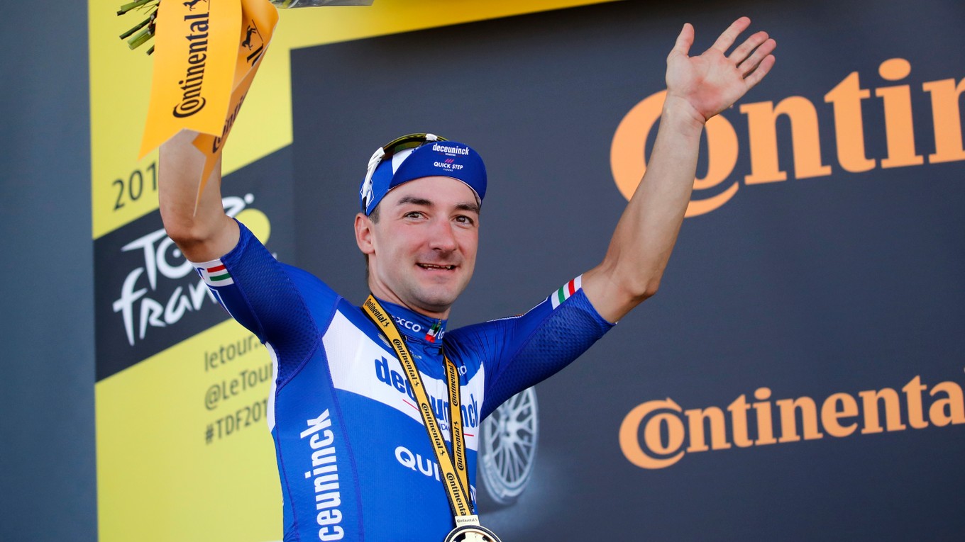 Elia Viviani oslavuje víťazstvo v 4. etape Tour de France 2019.
