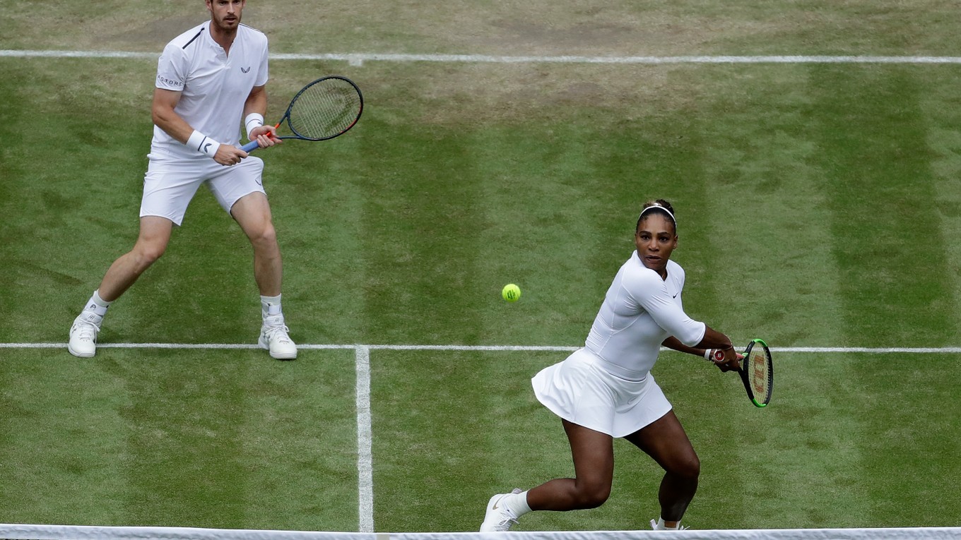 Andy Murray a Serena Williamsová na Wimbledone 2019.