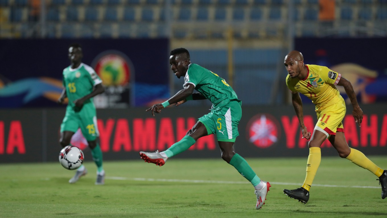 Senegalský futbalista Gana Gueye strieľa gól vo štvrťfinále Afrického pohára národov 2019 proti Beninu.